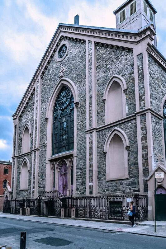 Fasada St. Patrick’s Old Cathedral w Nowym Jorku