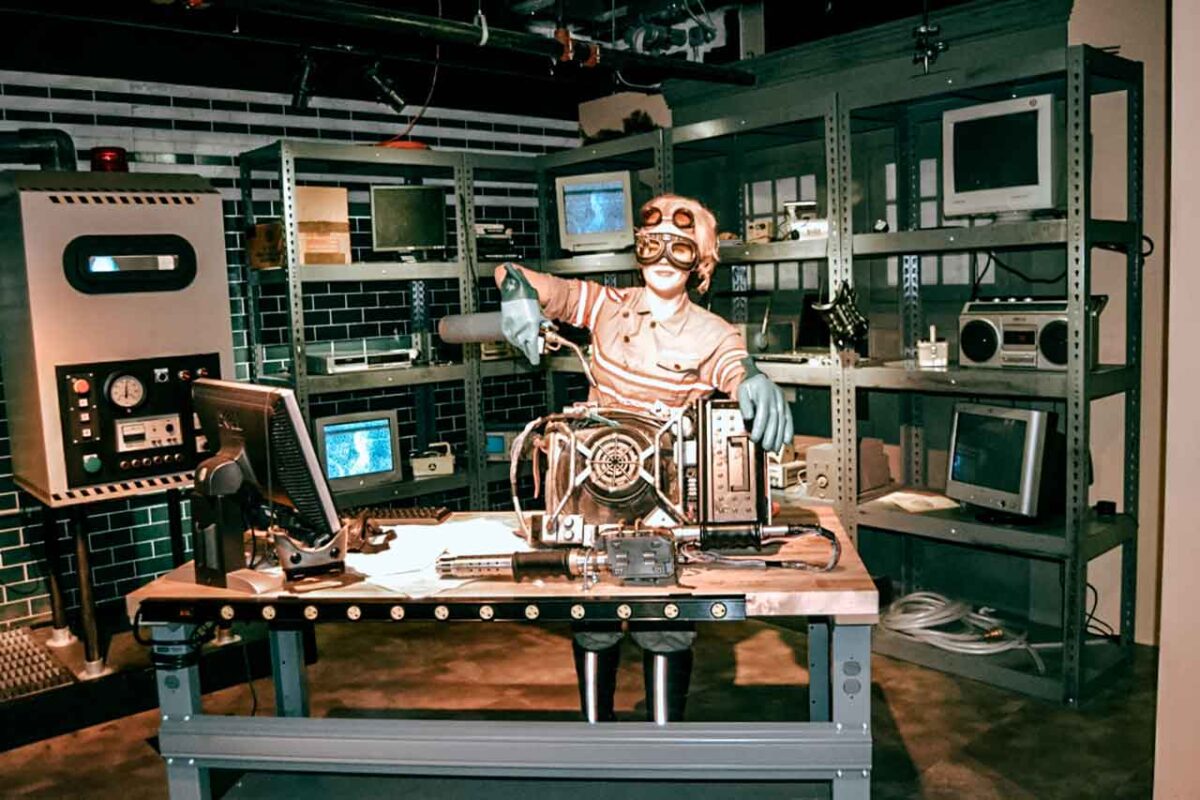 Realistyczne studio muzyczne z postacią DJ-a w otoczeniu sprzętu muzycznego
