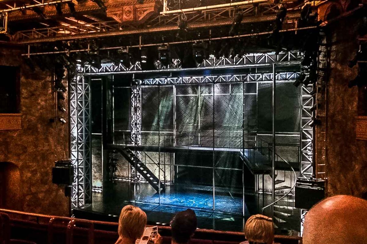Widok na scenę przygotowaną do spektaklu Jersey Boys, dekoracja i kurtyna