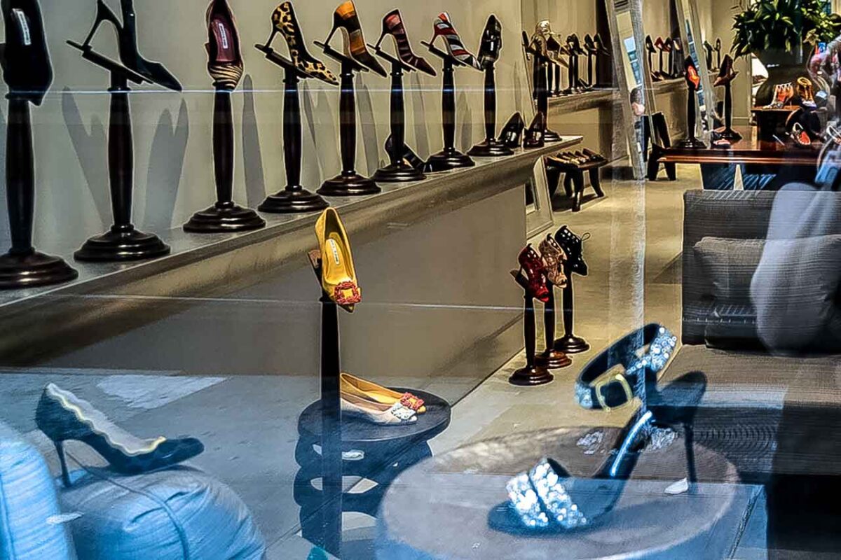 Boutique Manolo Blahnik Interno del negozio Manolo Blahnik con vetrina di scarpe eleganti in esposizione.