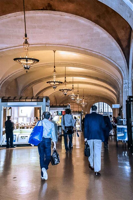 Monumentalny strop z łukami i lampami w Grand Central Terminal