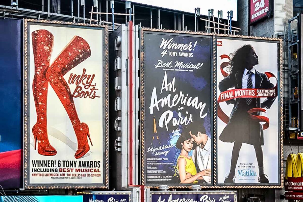Billboardy spektakli Broadway w Times Square