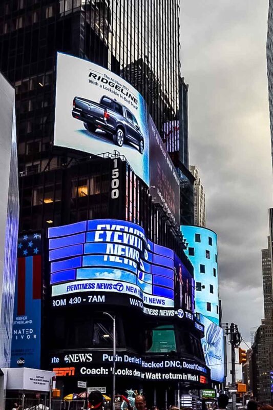 Reklama samochodu na wieżowcu w Times Square
