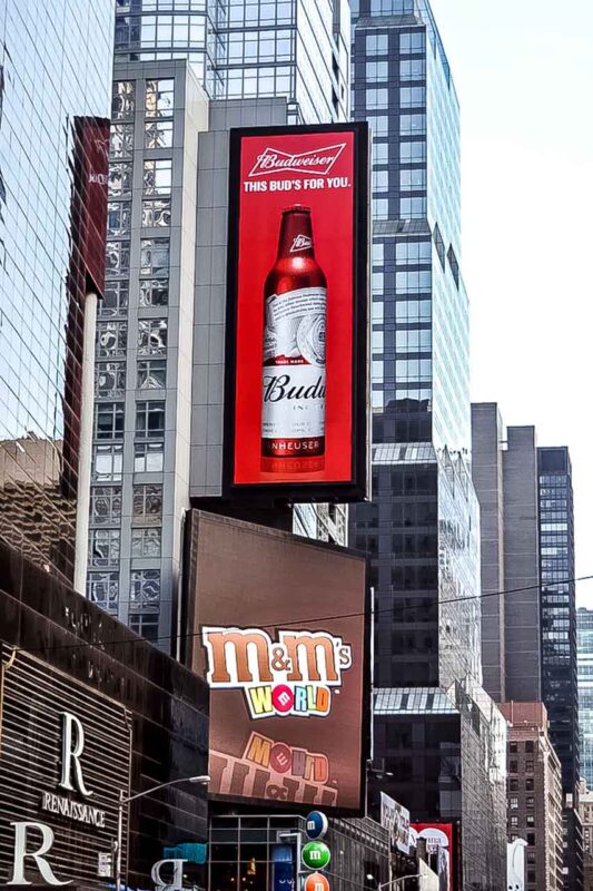 Reklama butelki Budweiser na Times Square