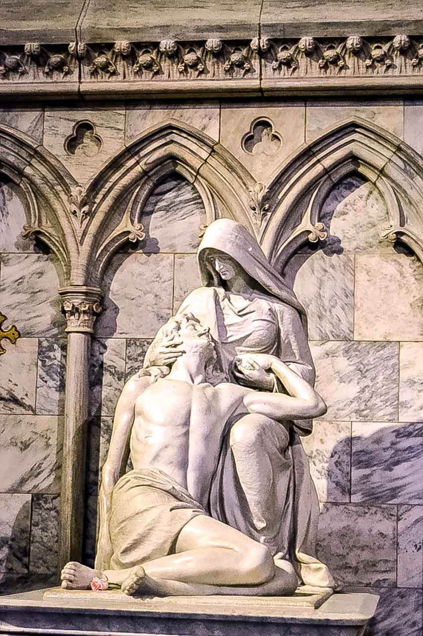 Angeli di pietra e dettagli di architettura gotica sui pilastri della cattedrale.