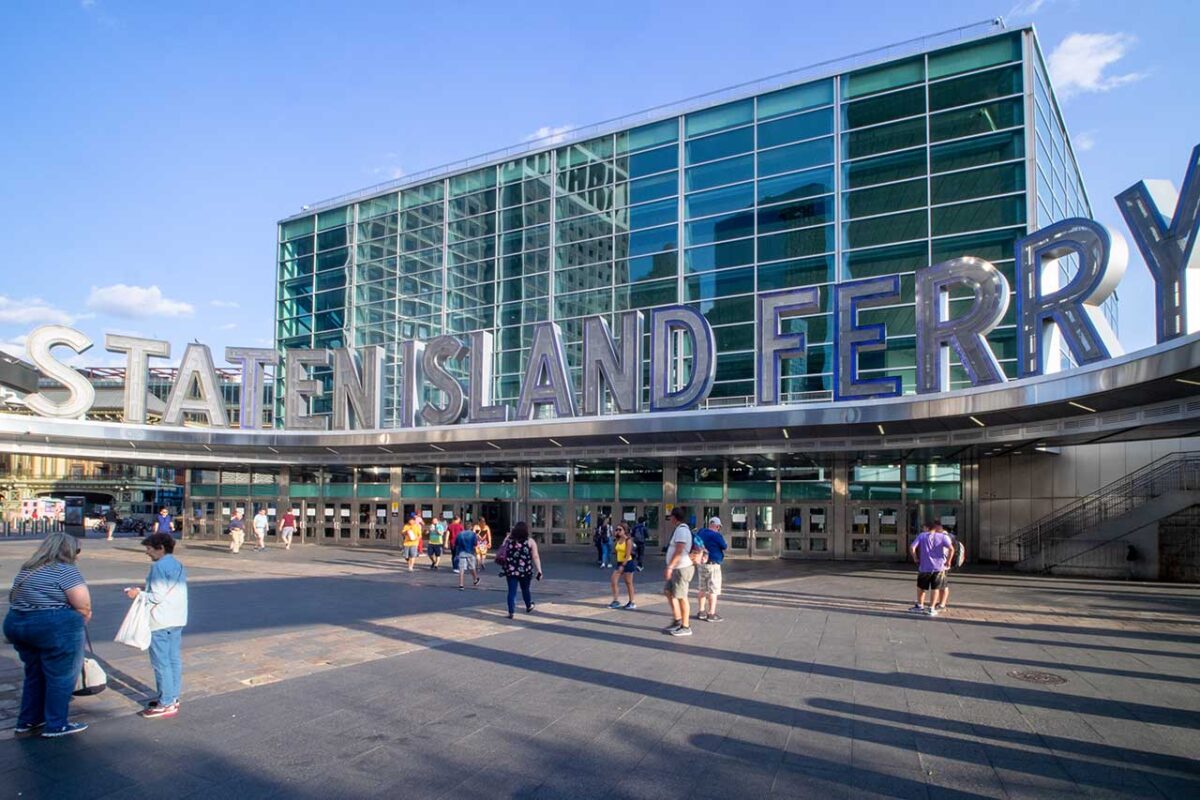 Whitehall Terminal Staten Island Ferry - Whitehall Terminal, vista sul terminal dei traghetti a Lower Manhattan con l'ingresso principale.