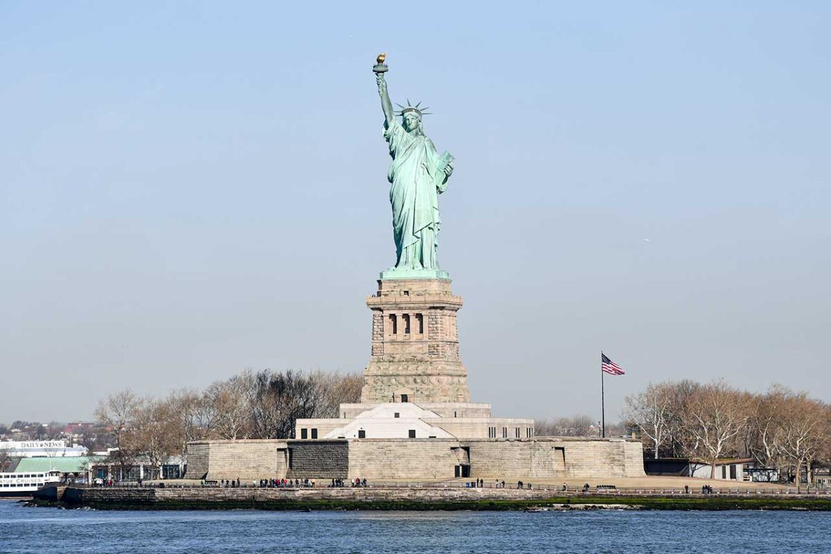 Statua della Libertà dal traghetto La Statua della Libertà in primo piano, vista dal traghetto in navigazione nella Upper New York Bay.
