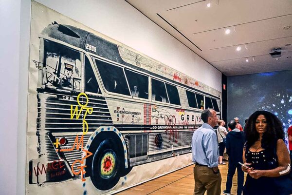 Historyczny autobus z malowidłami na ekspozycji muzealnej MoMA