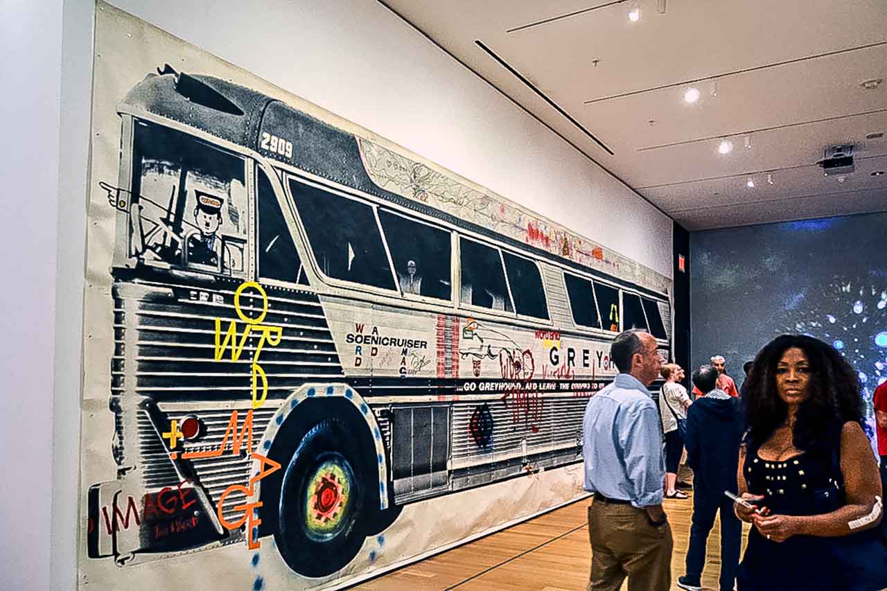 Historyczny autobus z malowidłami na ekspozycji muzealnej MoMA