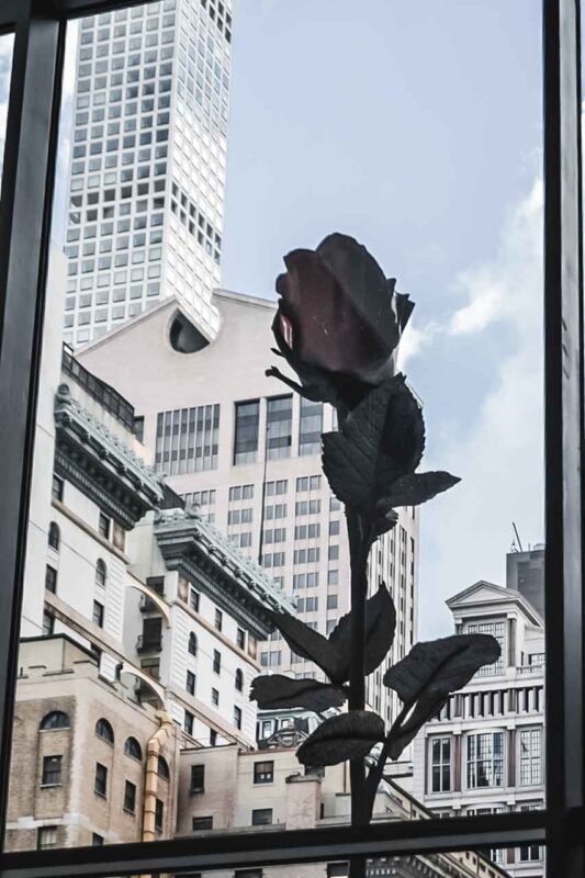 Panorama dei grattacieli di Manhattan visto attraverso le grandi finestre del museo.