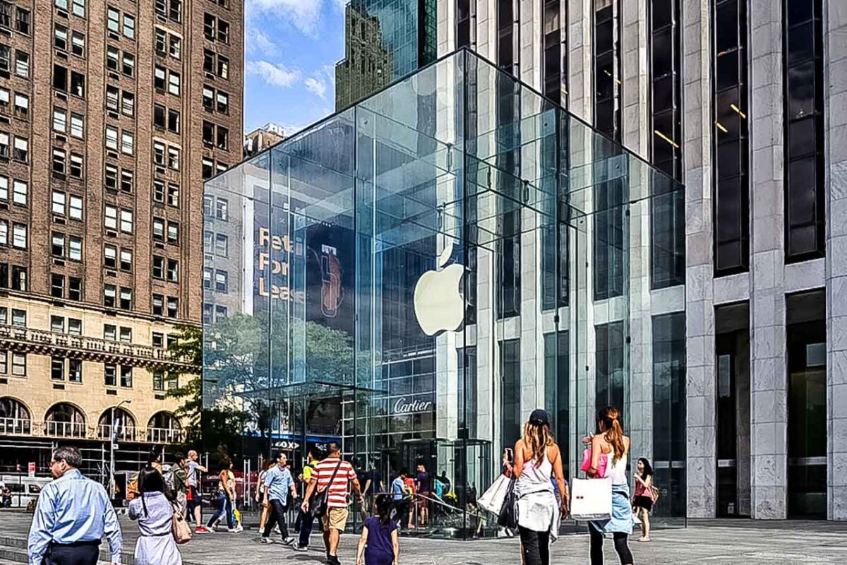 Szklany sześcian wejścia do sklepu Apple na Piątej Alei z ludźmi wokół
