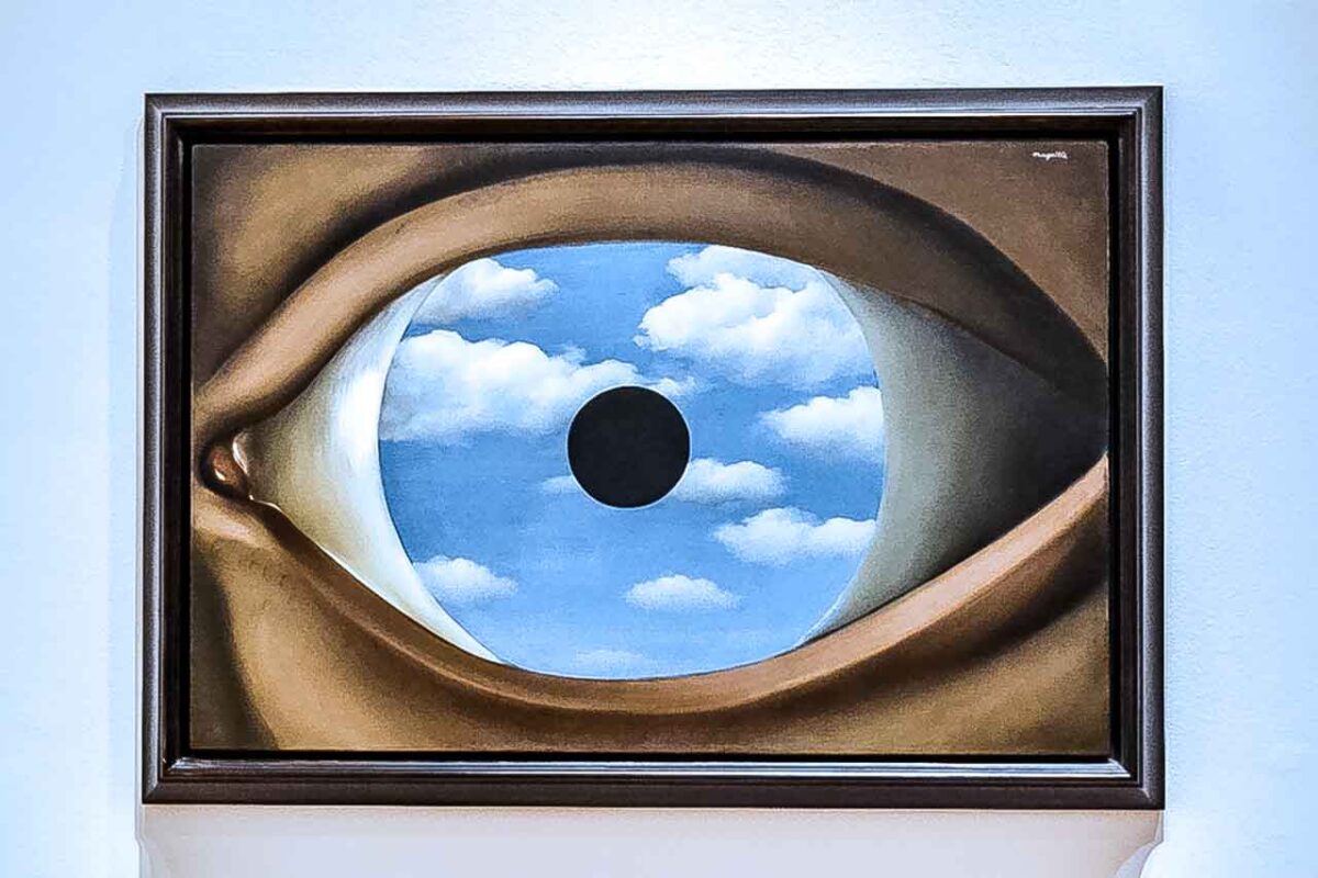 Surrealistyczny obraz – oko z niebem i chmurami w środku