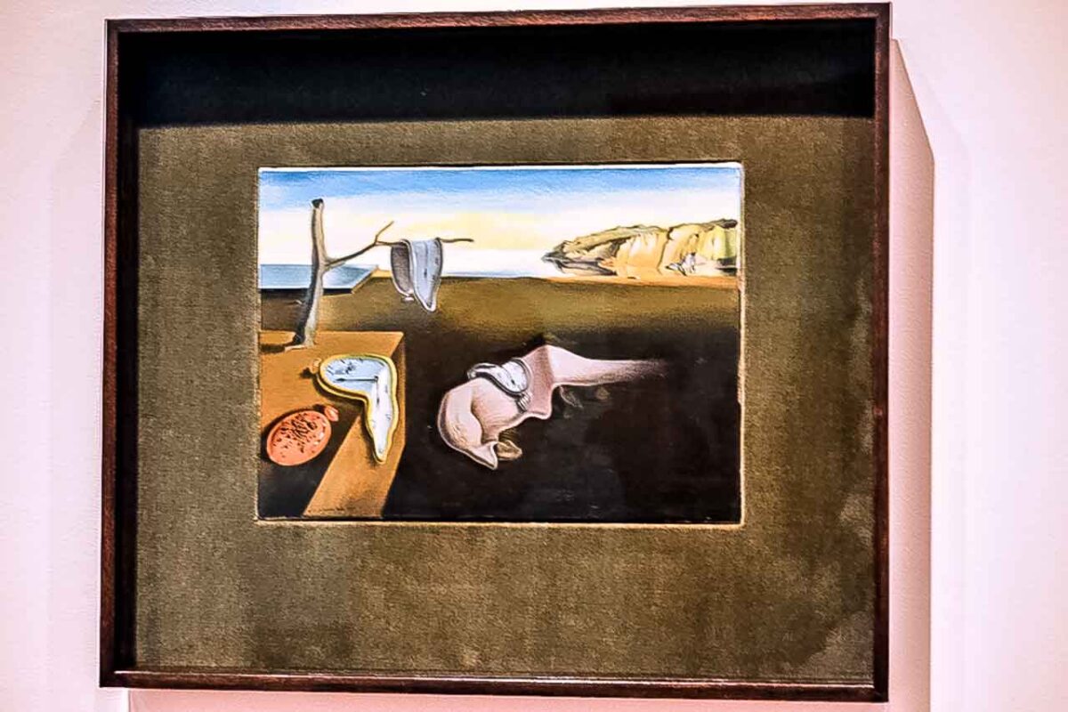 Mały surrealistyczny obraz Salvadora Dalíego w oprawionej ramie