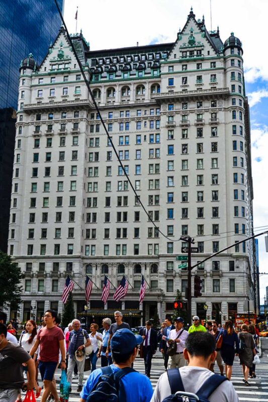 Monumentalna fasada legendarnego hotelu Plaza przy Central Park