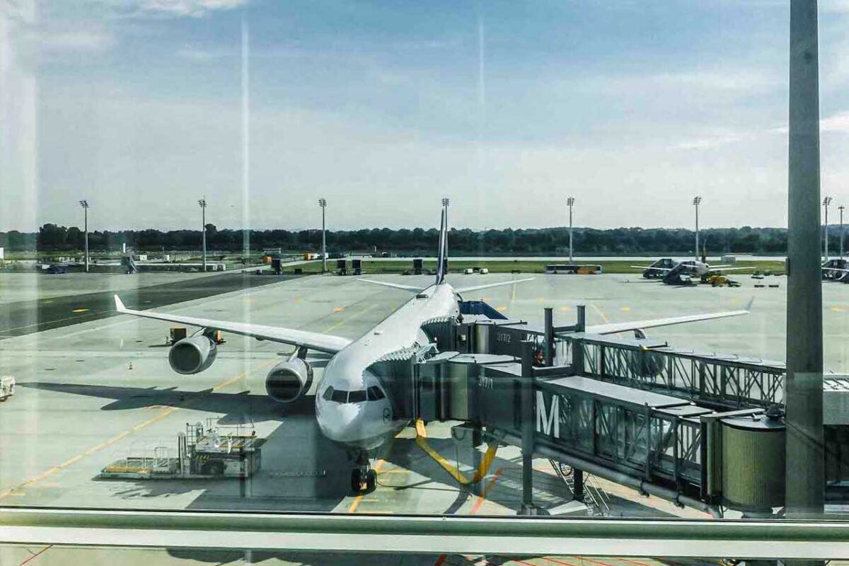 Aerei della compagnia Lufthansa fermi sulla pista dell'aeroporto di Monaco di Baviera.