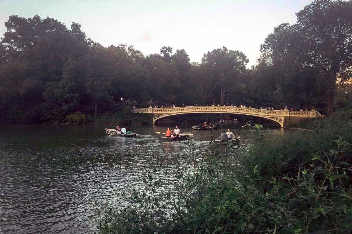 Bow Bridge w Central Parku o zachodzie słońca