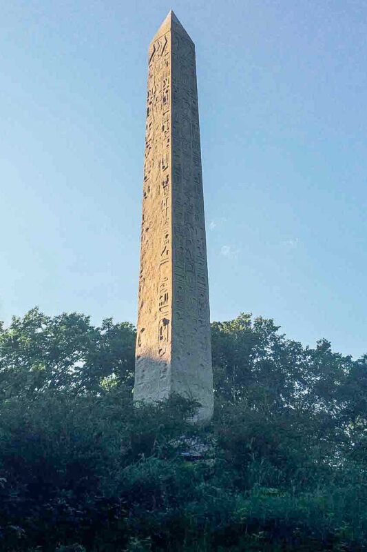 Obelisk Kleopatry w Nowym Jorku na tle błękitnego nieba