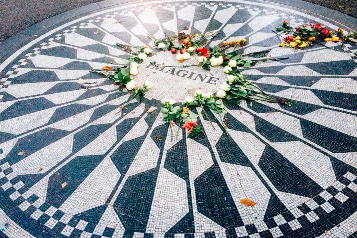 Mozaika Imagine w Strawberry Fields w Central Parku