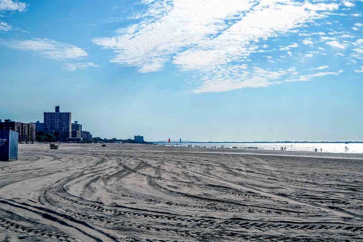 Plaża Coney Island z widokiem na ocean