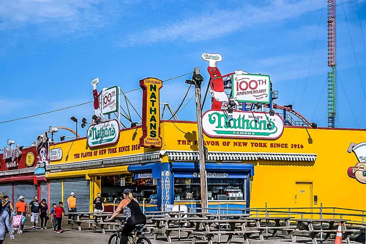 Kolorowe wejście do parku rozrywki na Coney Island