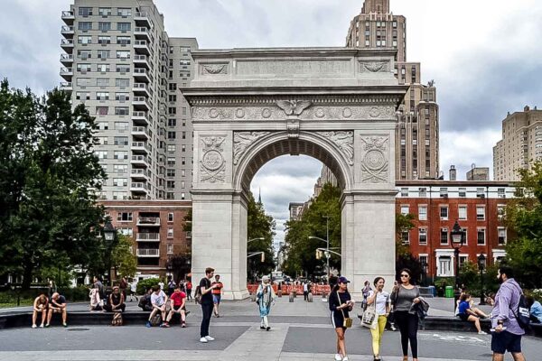 Monumentalny Washington Square Arch na tle budynków