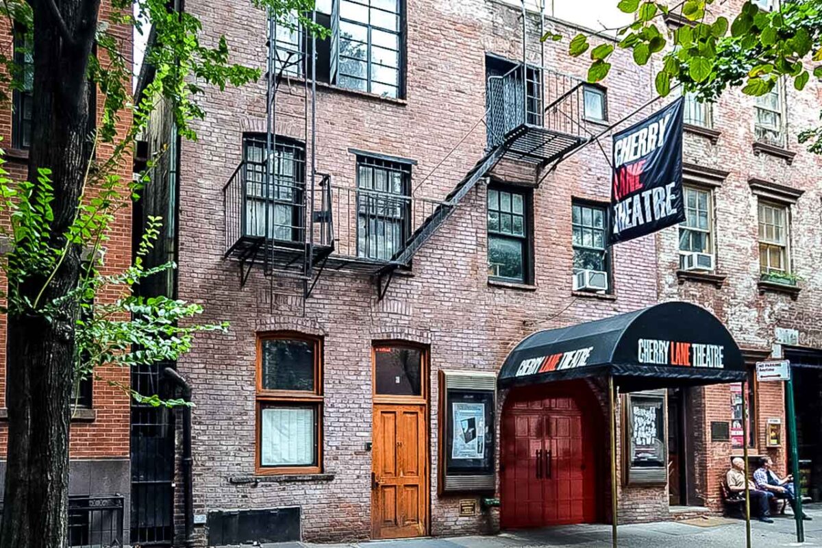 Facciata dello storico Cherry Lane Theatre con il suo caratteristico ingresso a Greenwich Village.