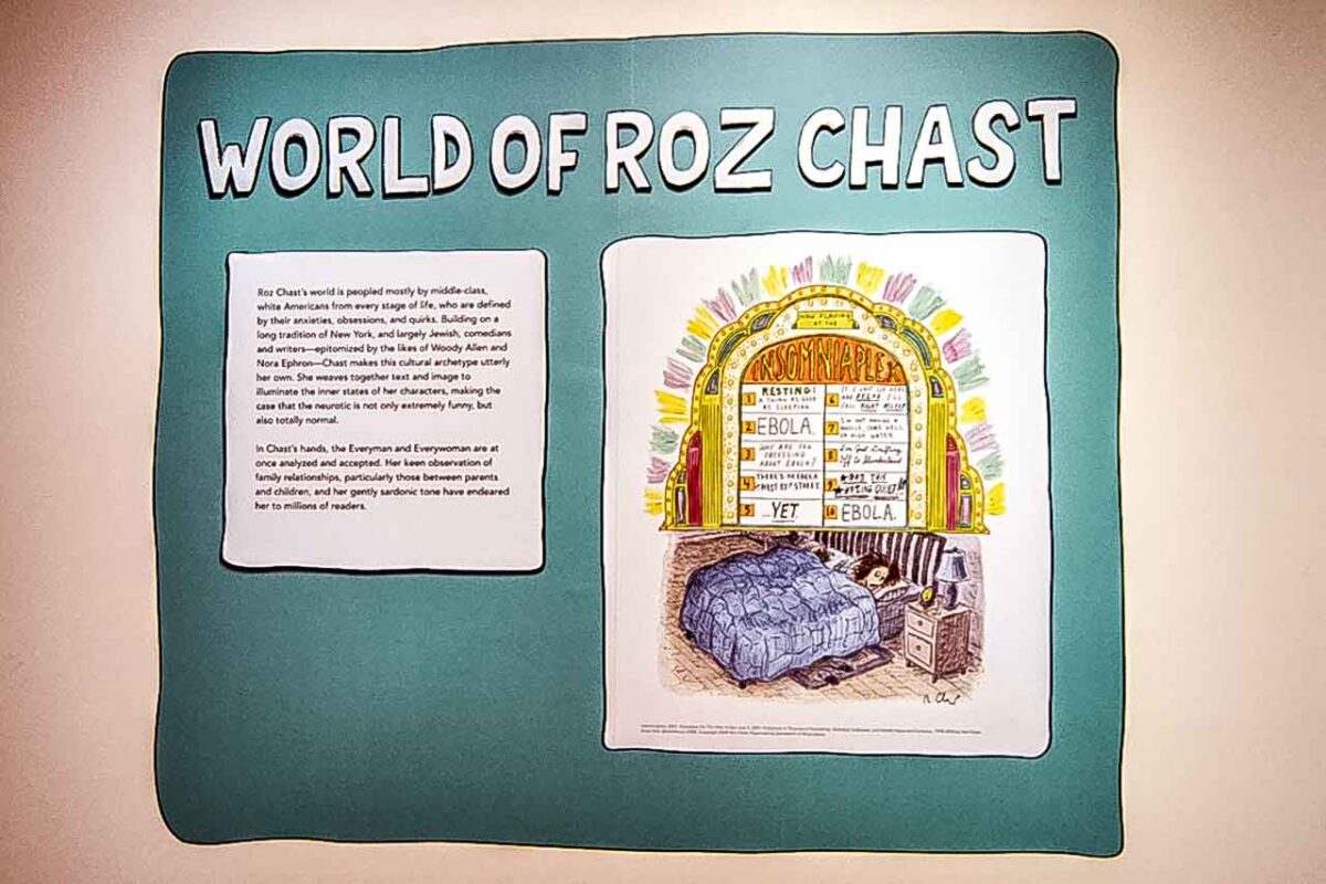 Plansza wystawy „World of Roz Chast” z ilustracją i notką biograficzną