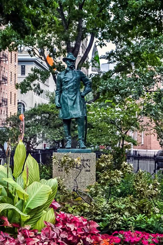 Park z pomnikami i zielenią w sercu Greenwich Village