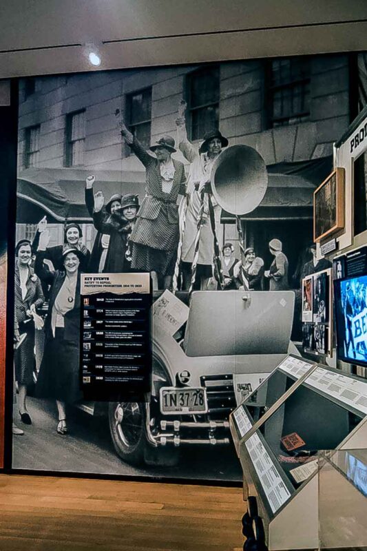 Fotografia w muzeum przedstawiająca uliczną scenę z muzykiem