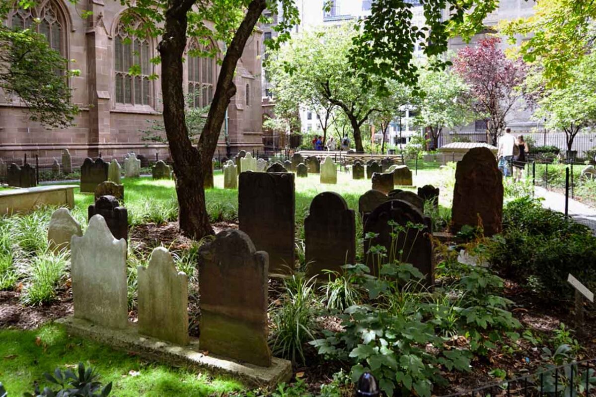 Stare nagrobki na cmentarzu Trinity Church