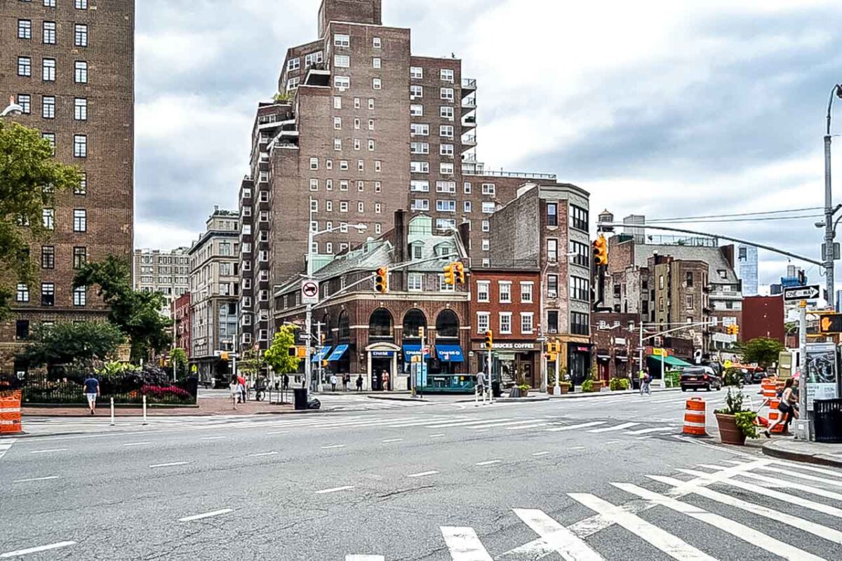 Skrzyżowanie i zabudowa w pobliżu Stonewall Inn