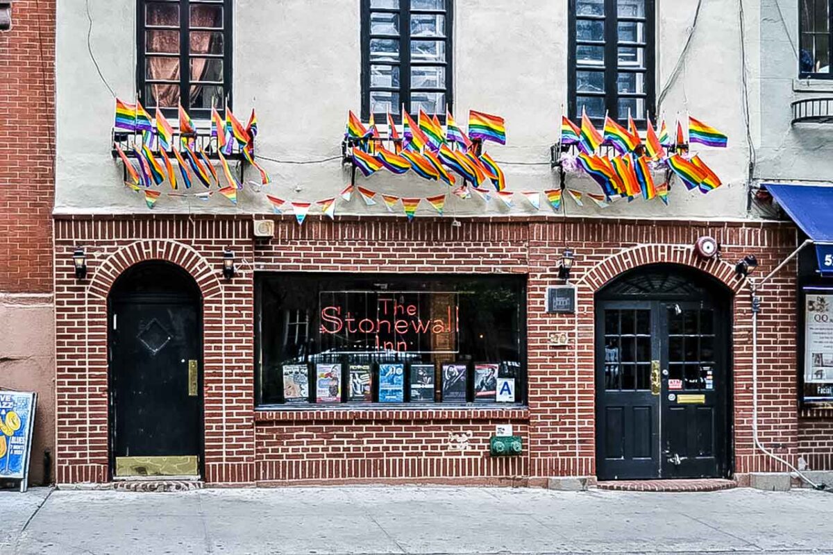 Elewacja baru Stonewall Inn z tęczowymi flagami