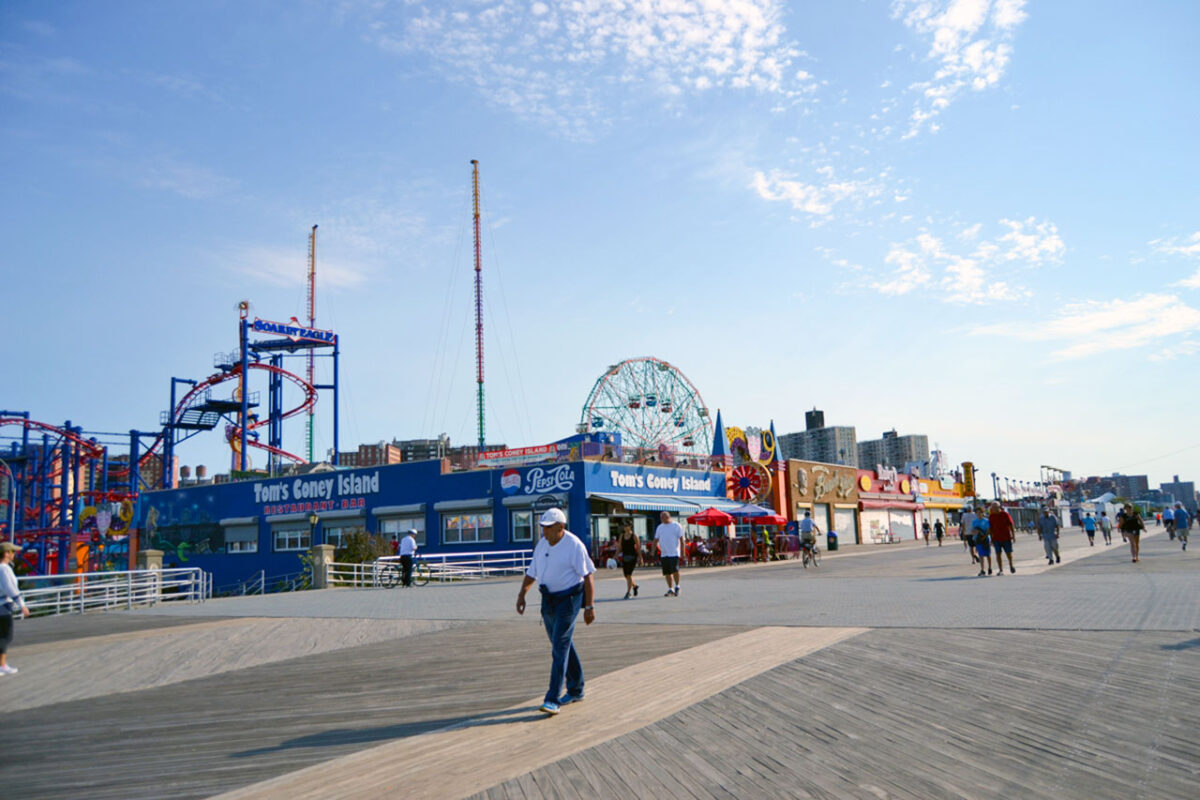 Park rozrywki i diabelski młyn na Coney Island