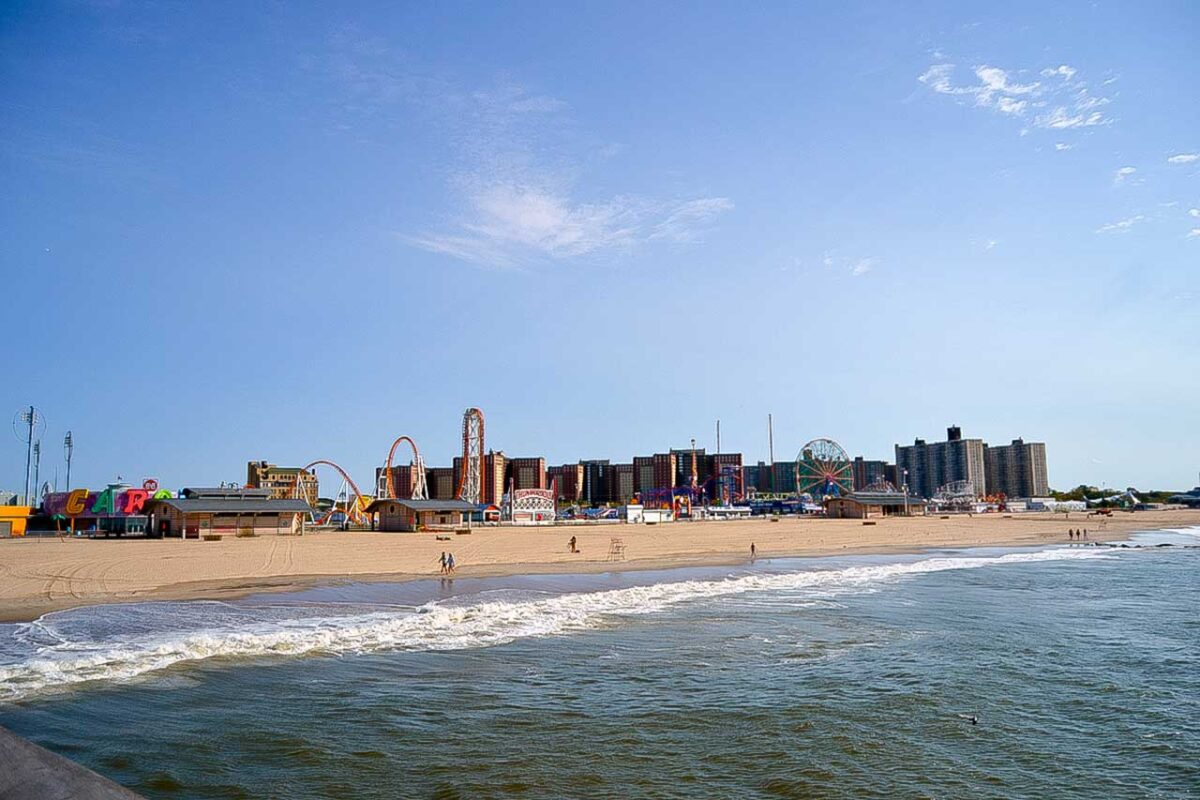 Widok na plażę i zabudowę Coney Island od strony oceanu