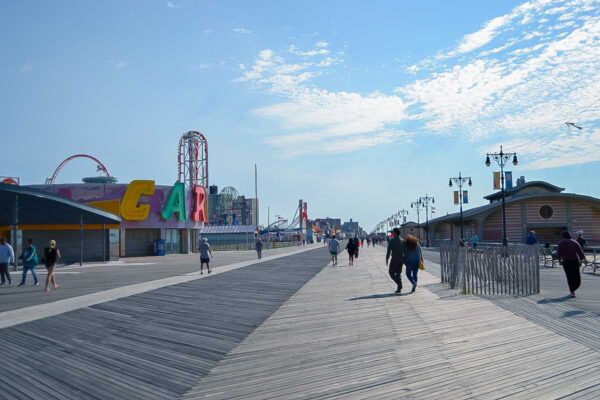 Deptak na Coney Island z widokiem na park rozrywki