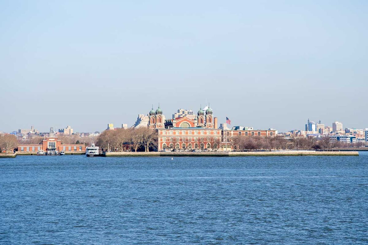 Ellis Island dal traghetto L'edificio del Museo dell'Immigrazione di Ellis Island visto dal traghetto di Staten Island.
