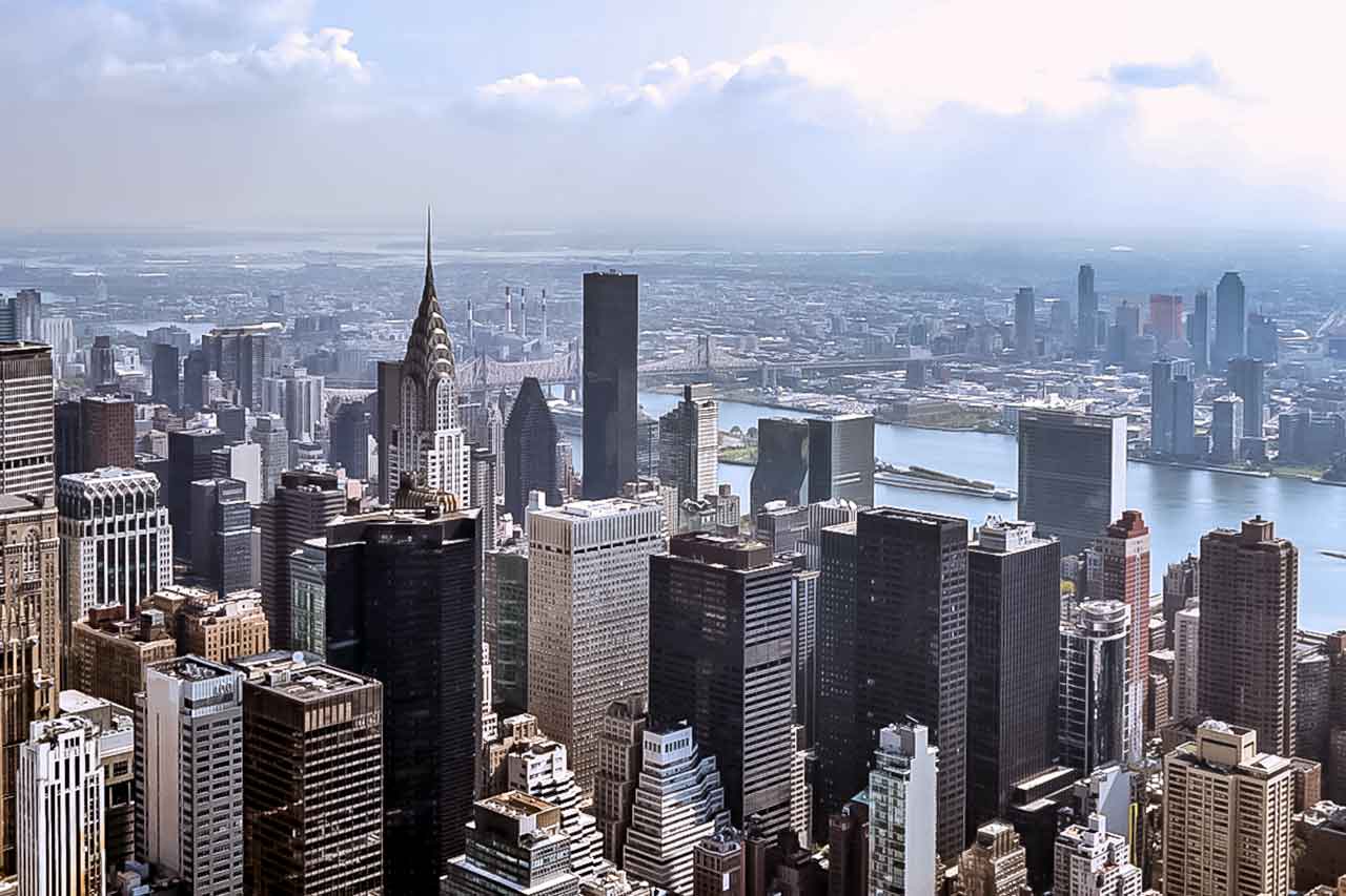 Panorama Nowego Jorku z Empire State Building, widoczne mosty i rzeka w tle