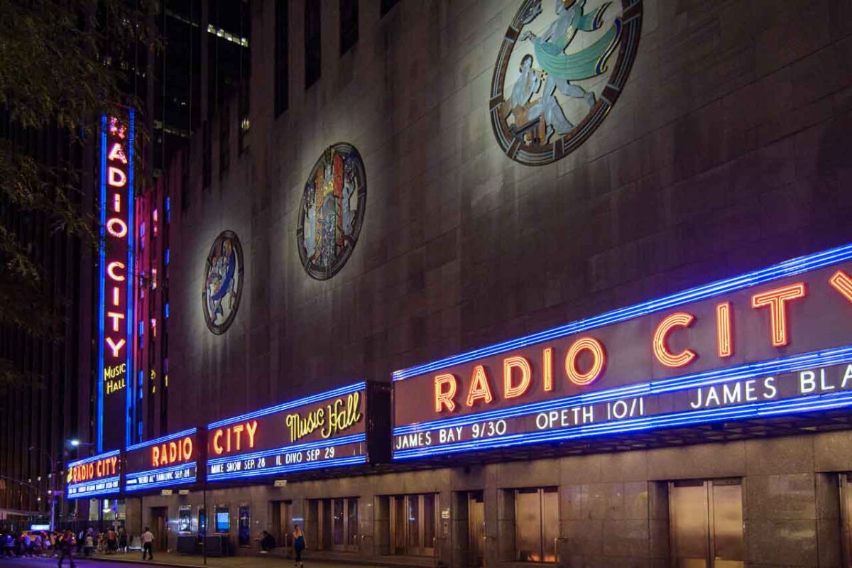 Oświetlona fasada słynnego teatru Radio City Music Hall w Nowym Jorku