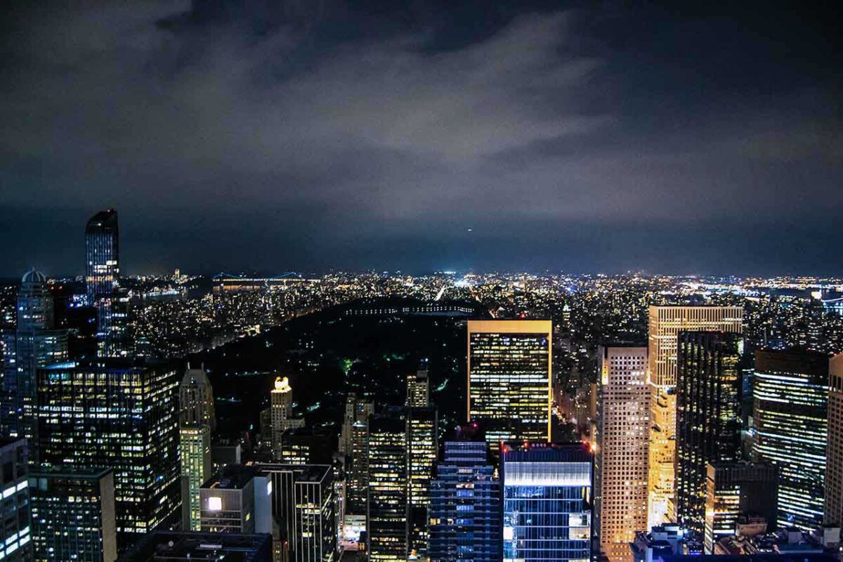 Szerokokątna panorama wieżowców Manhattanu o zmierzchu