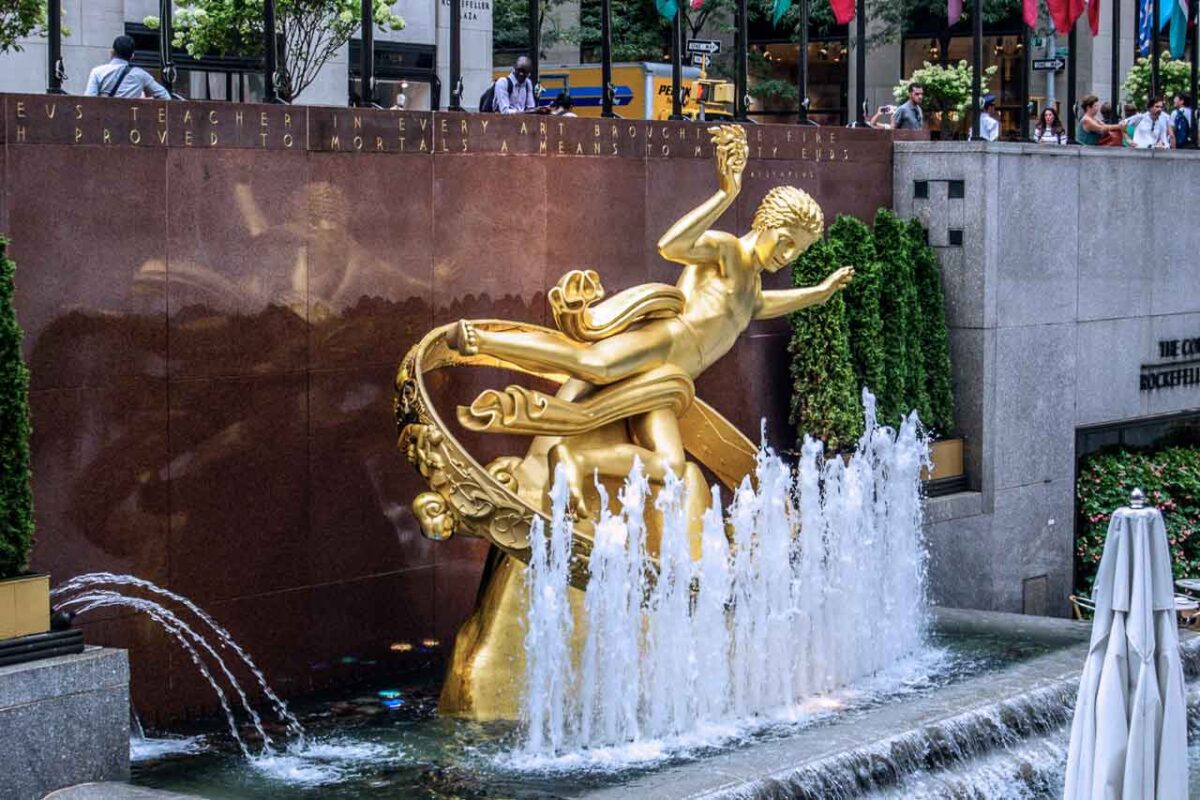 Złota rzeźba Prometeusza przy fontannie w Rockefeller Center