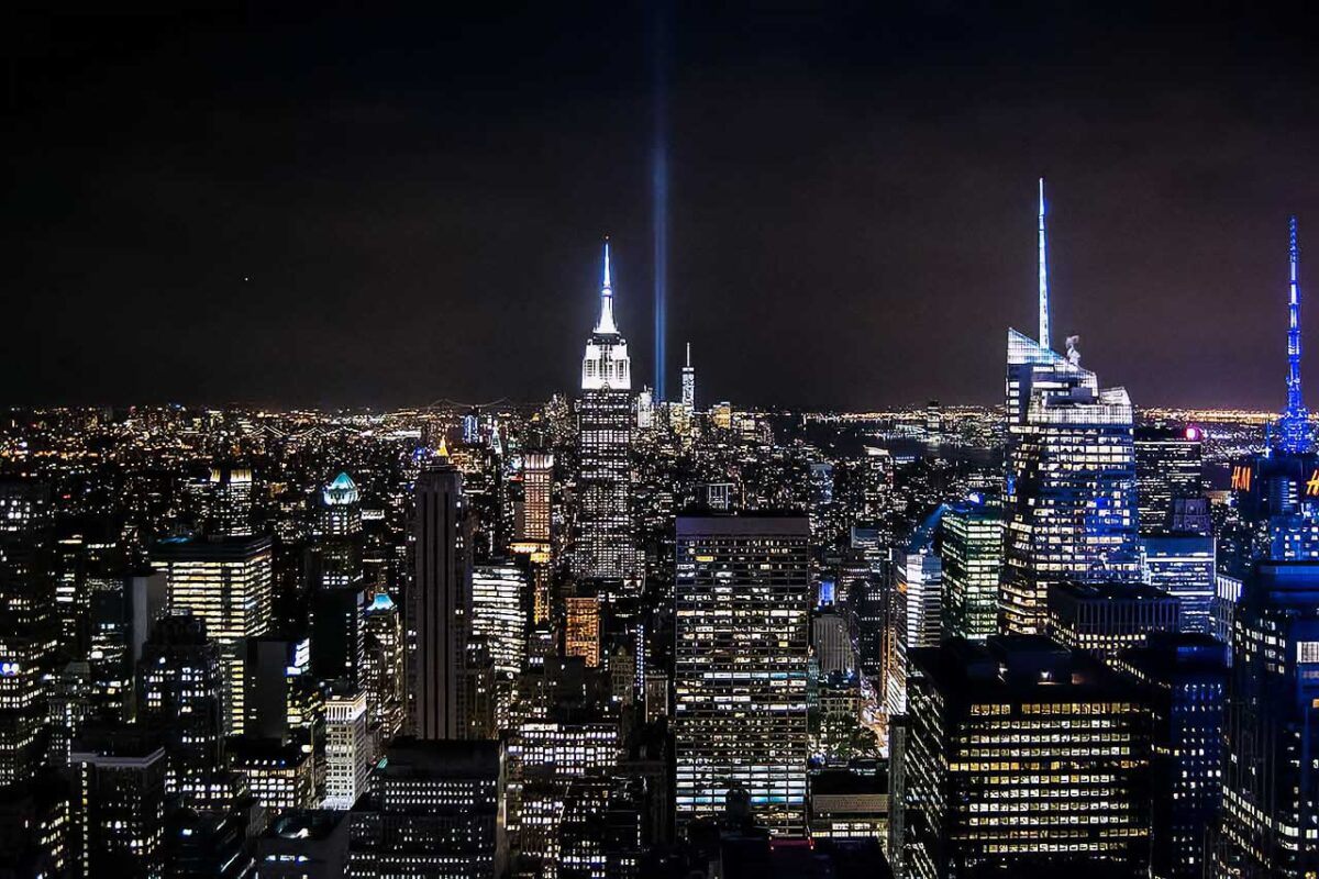 Panorama Nowego Jorku nocą z wieżowcami Empire State i Chrysler