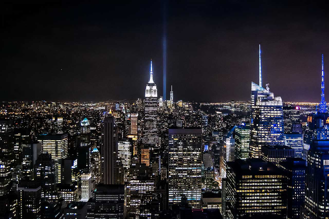 Panorama Nowego Jorku nocą z wieżowcami Empire State i Chrysler