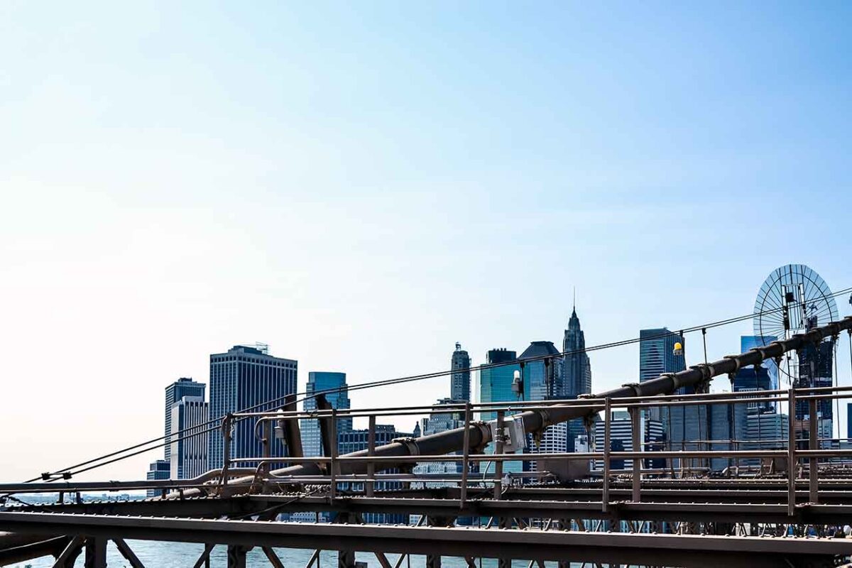 Panorama nowojorskich wieżowców widziana z Brooklyn Bridge