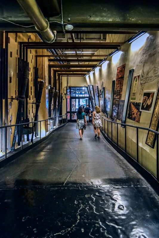 Korytarz wewnątrz Chelsea Market z turystami i wystawami