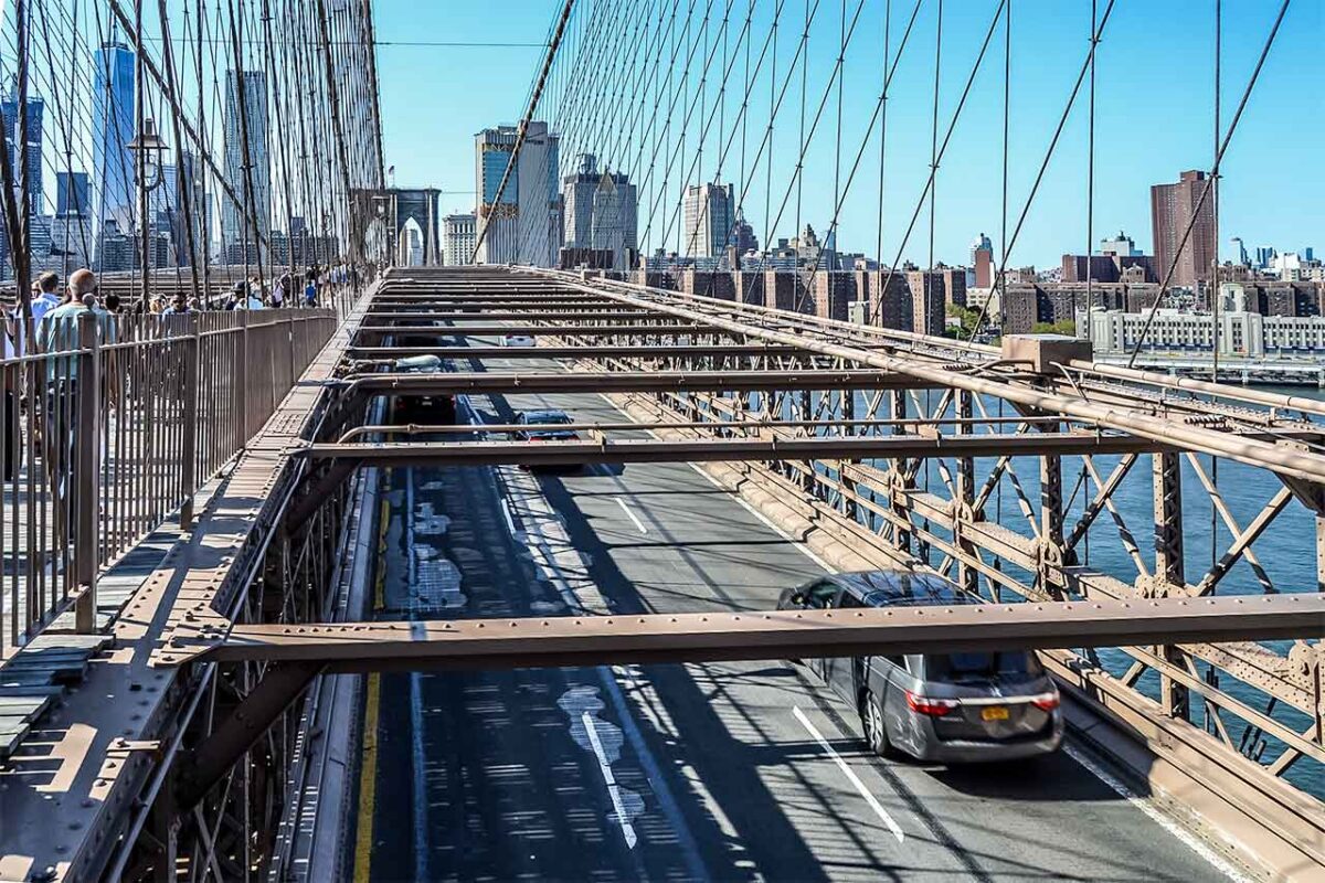 Ruch samochodowy na Brooklyn Bridge widziany z góry