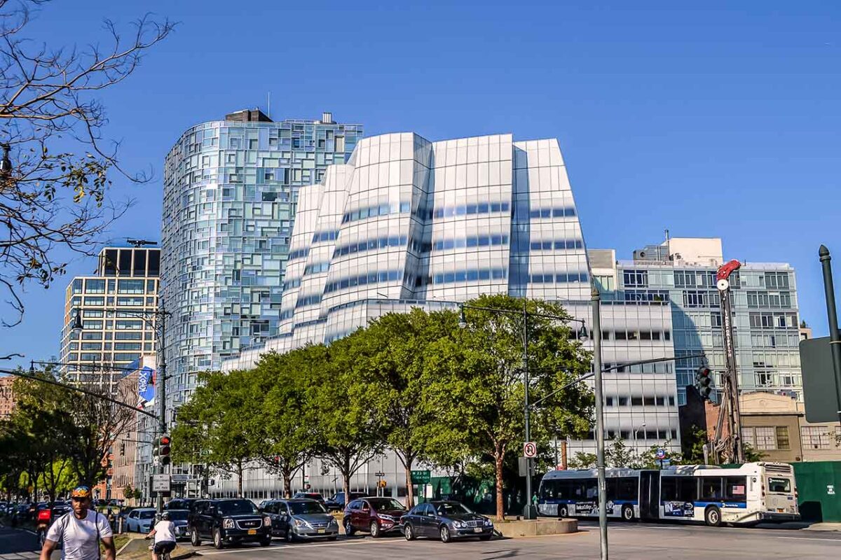 Nowoczesny biało-szklany budynek IAC w dzielnicy Chelsea na Manhattanie