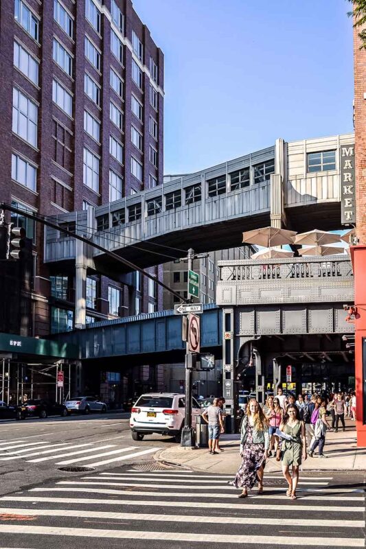 Widok na 10th Avenue z charakterystycznymi mostkami przy Chelsea