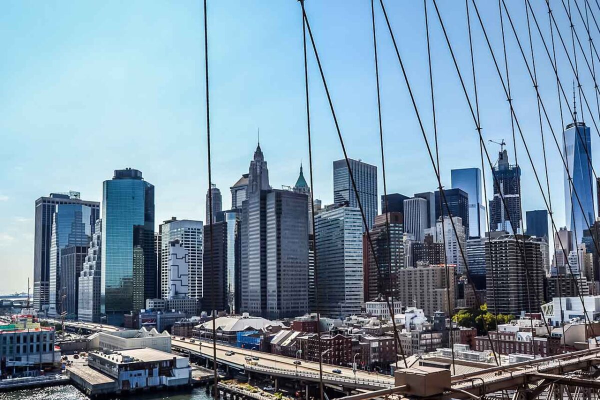Widok na Manhattan z perspektywy Brooklyn Bridge