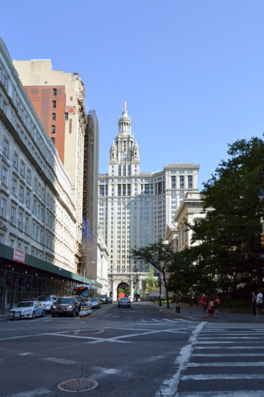 Ulica Manhattanu prowadząca w stronę budynku Municipal Building