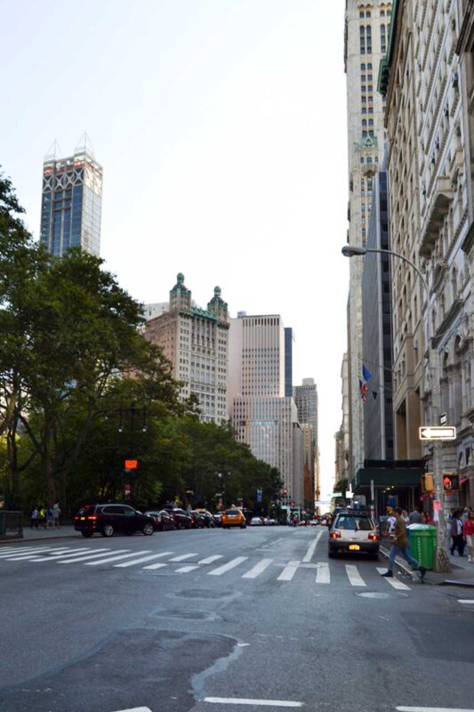 Downtown - Ulica na Manhattanie z taksówkami i wieżowcami w tle
